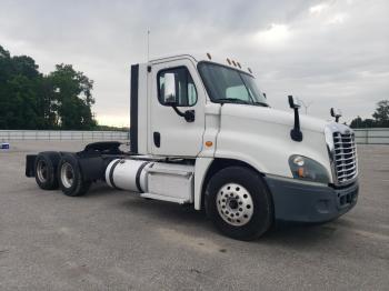  Salvage Freightliner Cascadia 1