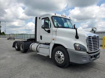  Salvage Freightliner Cascadia 1