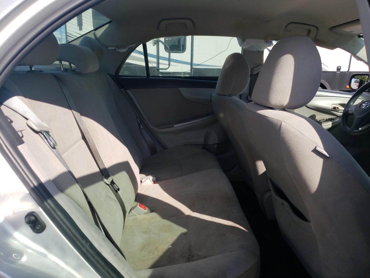 Toyota Corolla Base Image 10