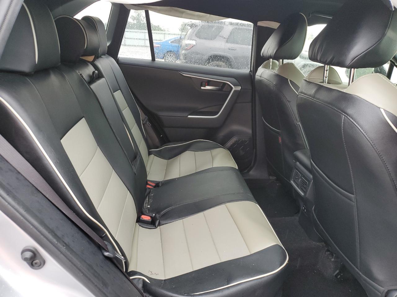 Toyota RAV4 Xse Image 8