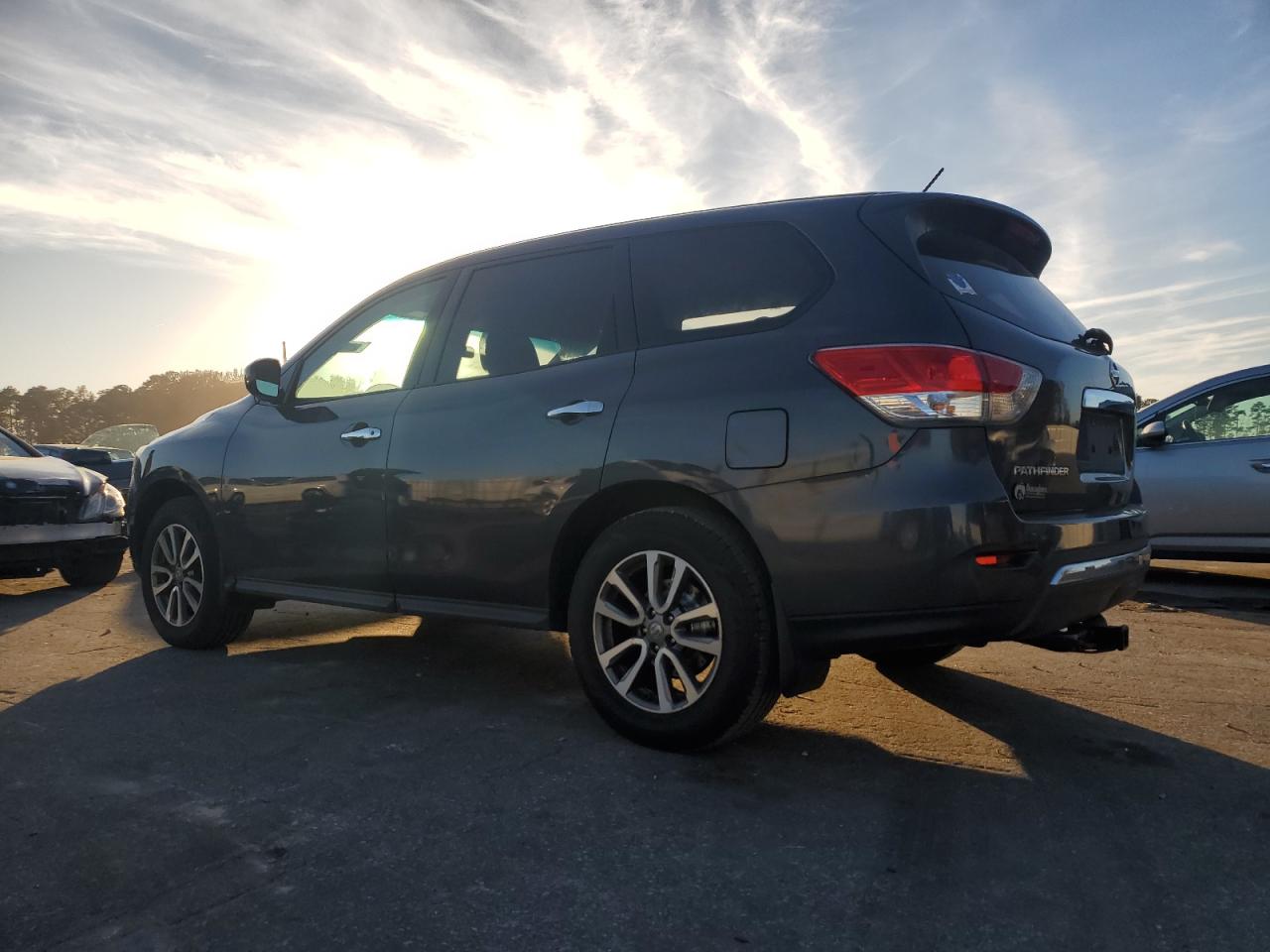 Nissan Pathfinder S Image 3