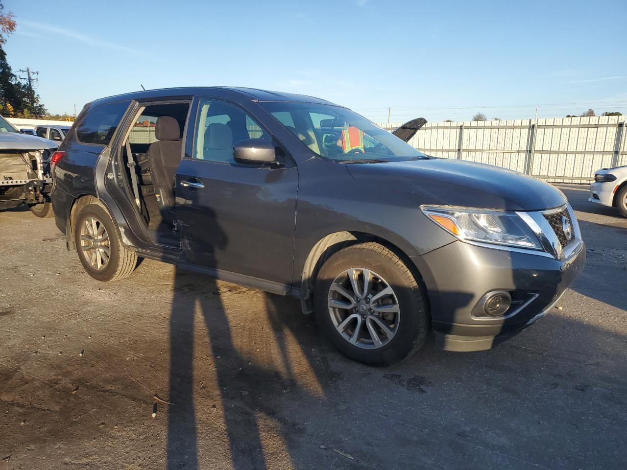 Nissan Pathfinder S Image 4