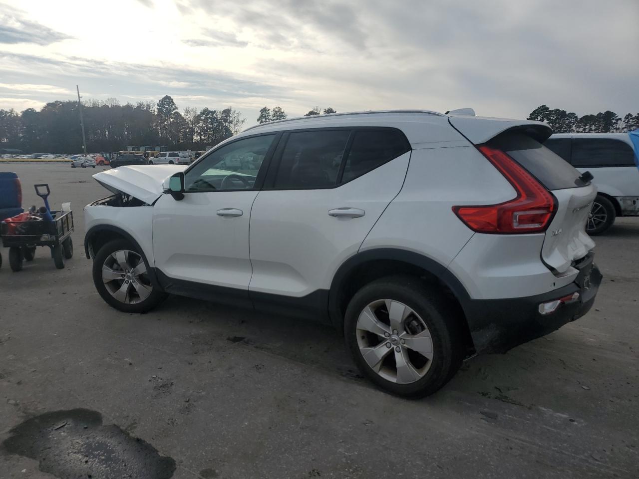 Volvo XC40 T4 Momentum Image 3
