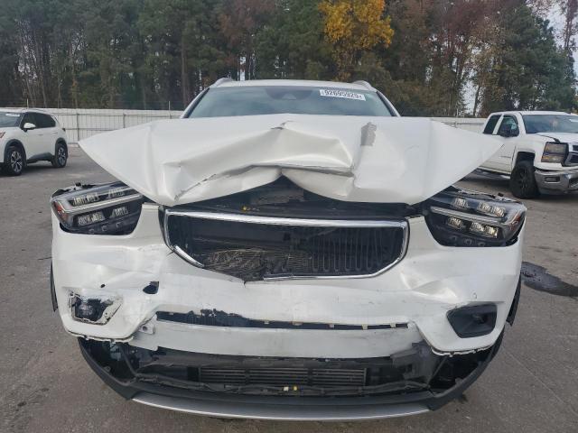 Volvo XC40 T4 Momentum Image 2