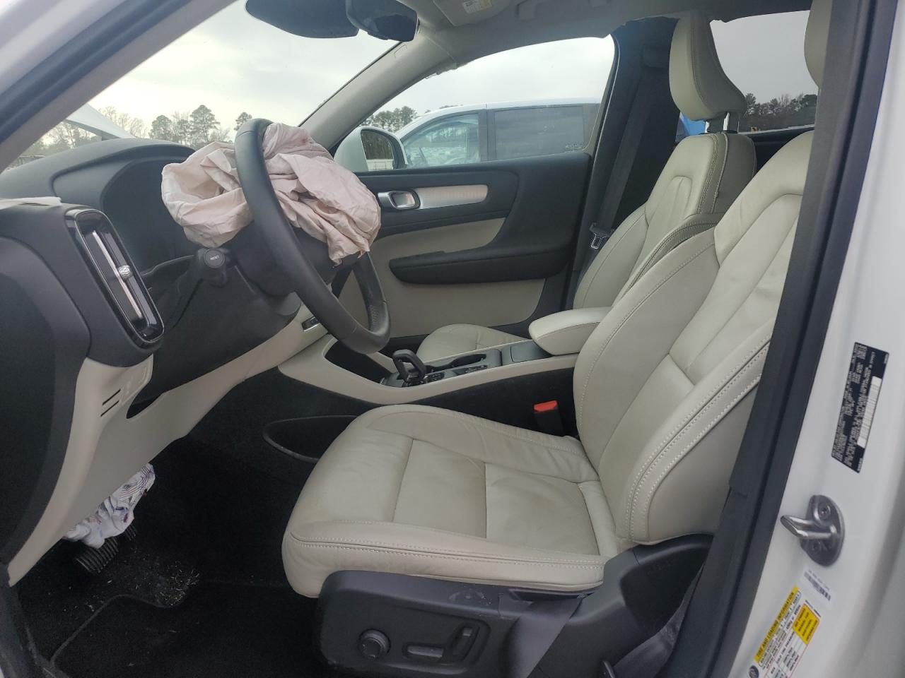 Volvo XC40 T4 Momentum Image 13