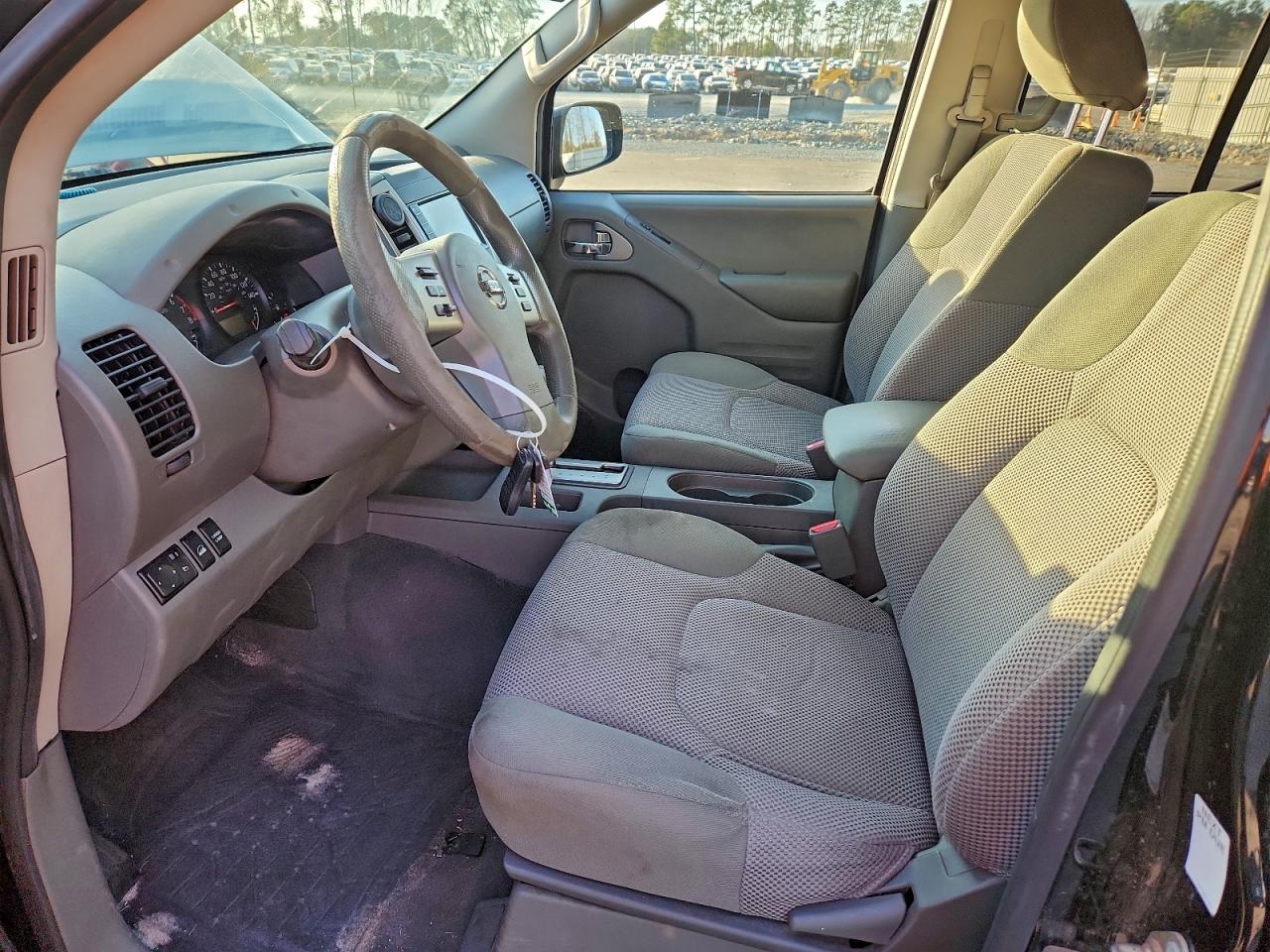 Nissan Frontier S Image 2