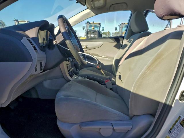 Toyota Corolla Base Image 8