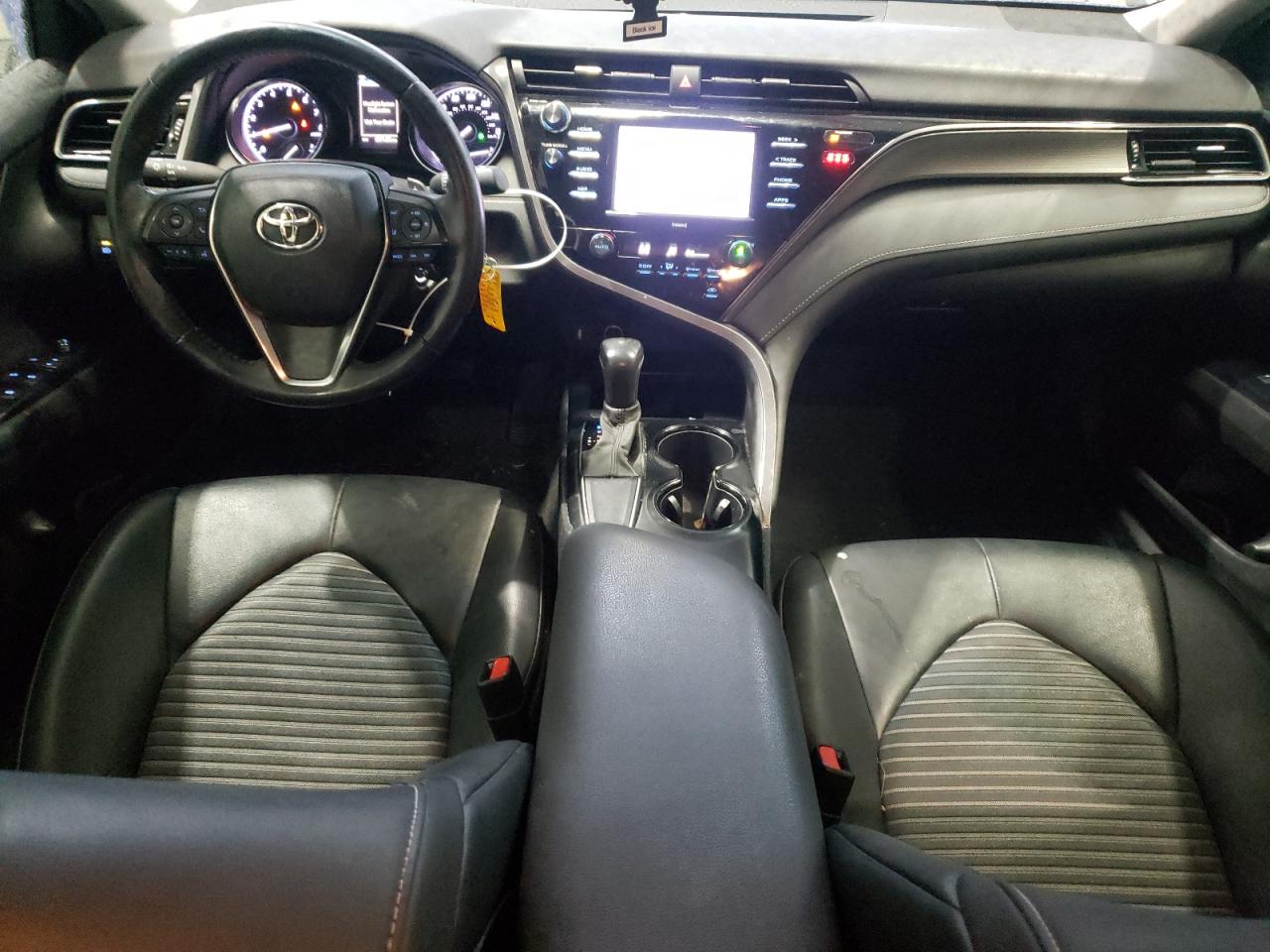 Toyota Camry Se Image 8