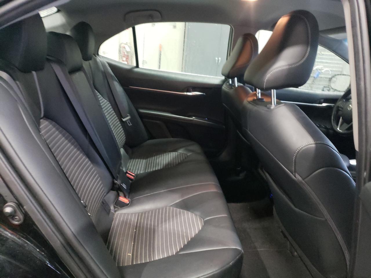 Toyota Camry Se Image 11