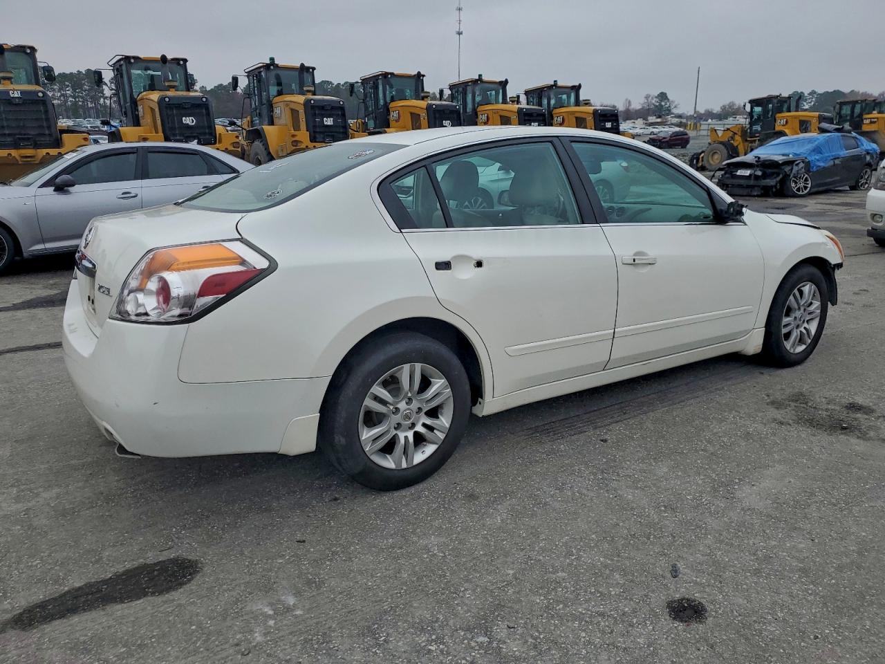 Nissan Altima Base Image 2