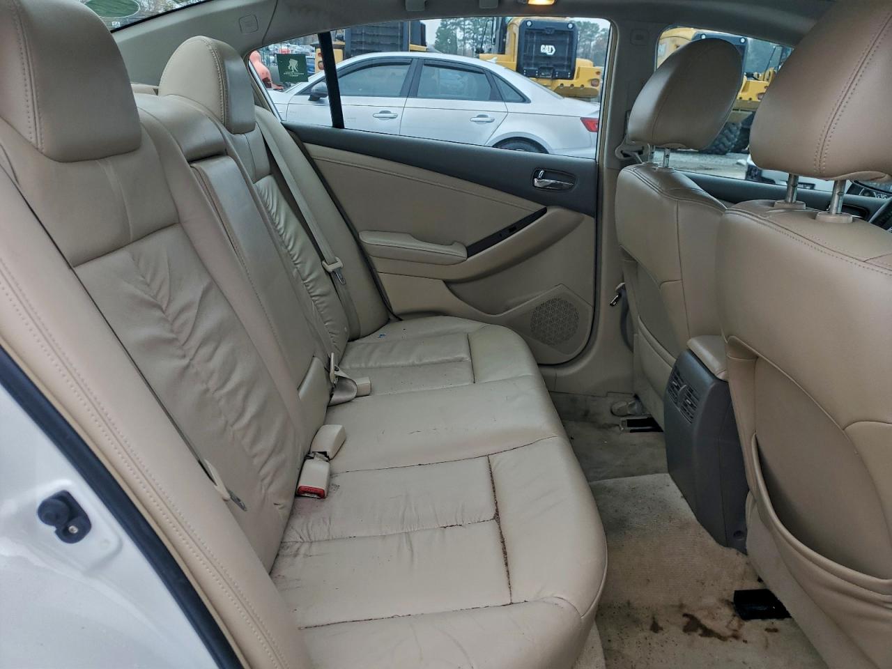 Nissan Altima Base Image 8