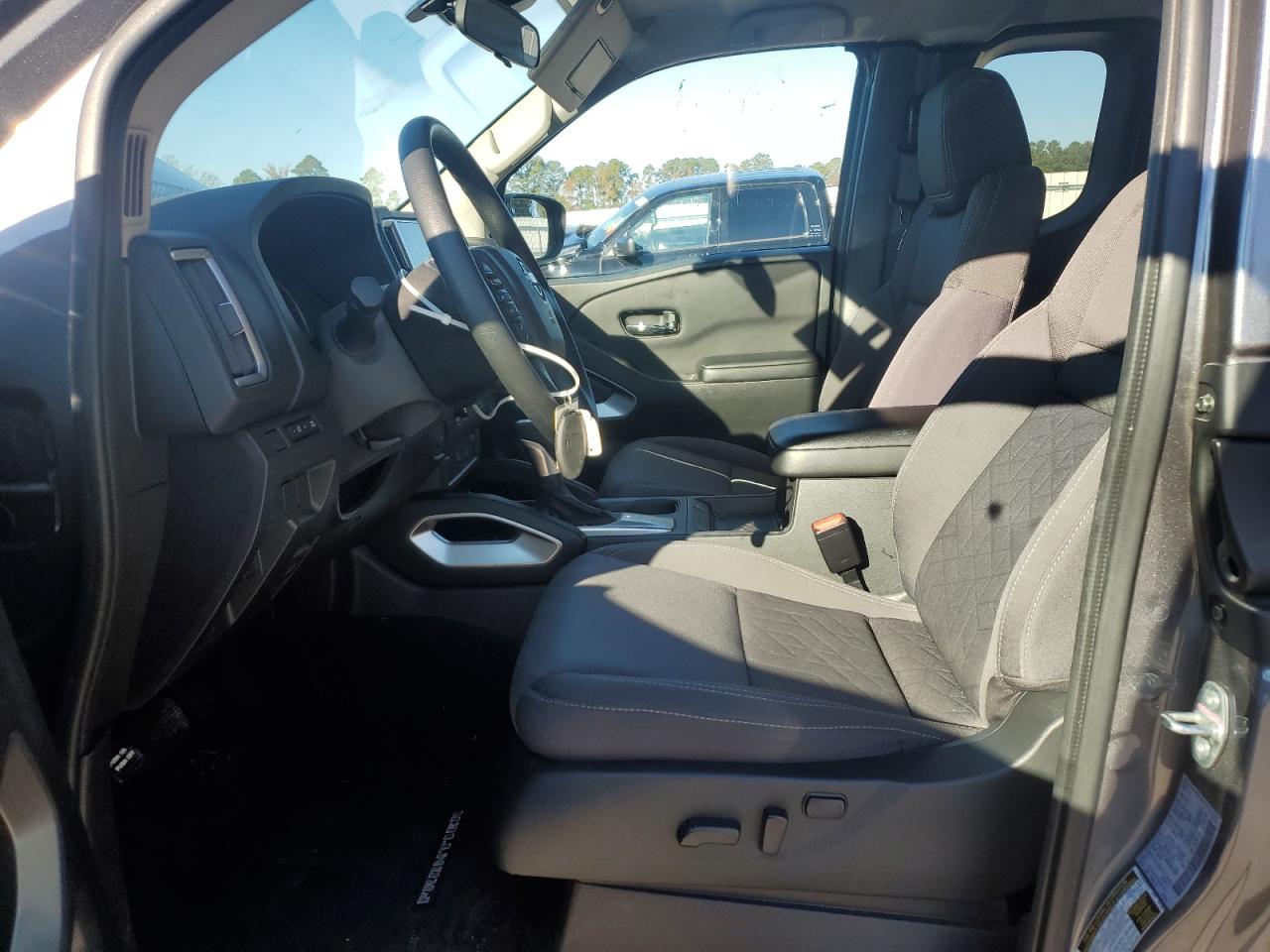 Nissan Frontier S Image 2