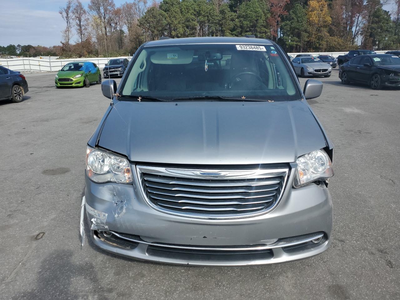 Chrysler Minivan Touring Image 8