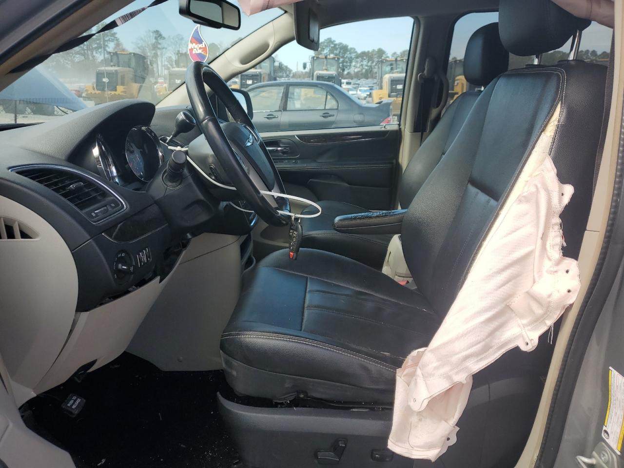 Chrysler Minivan Touring Image 3