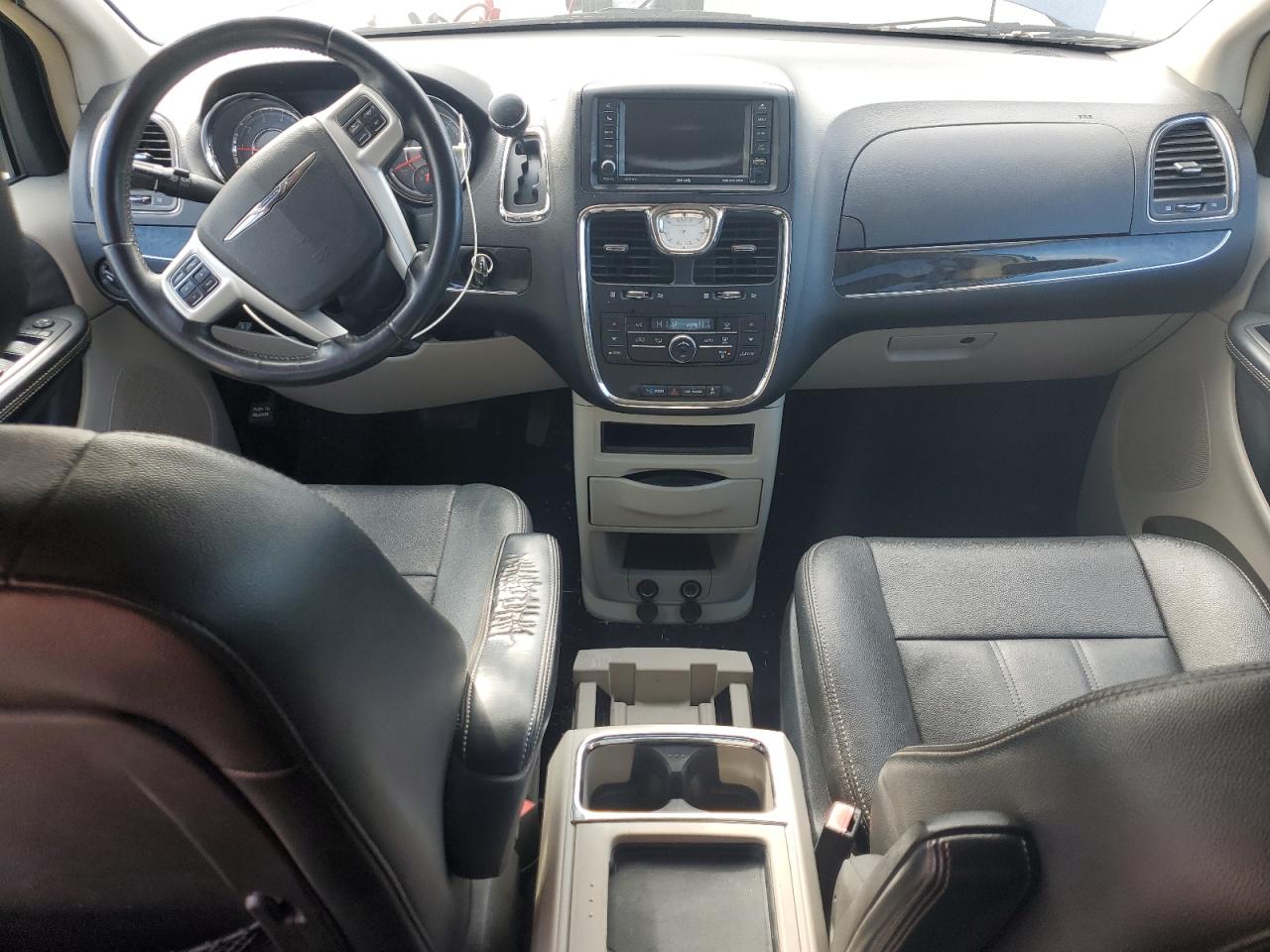 Chrysler Minivan Touring Image 11