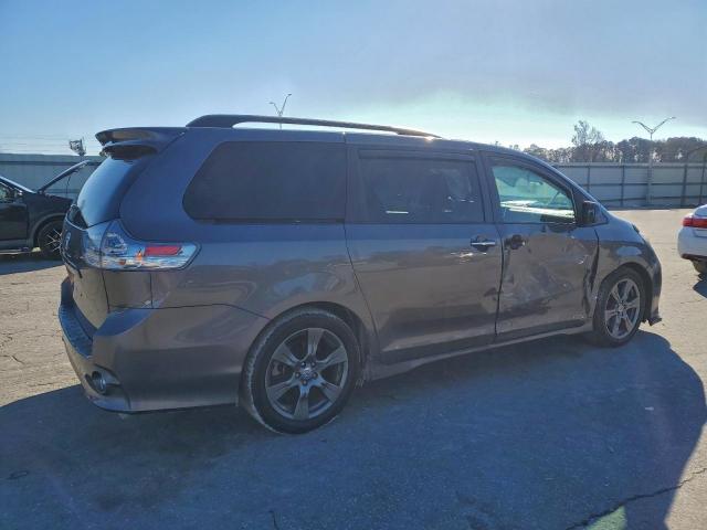 Toyota Sienna Se Image 3