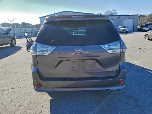 Toyota Sienna Se Image 5