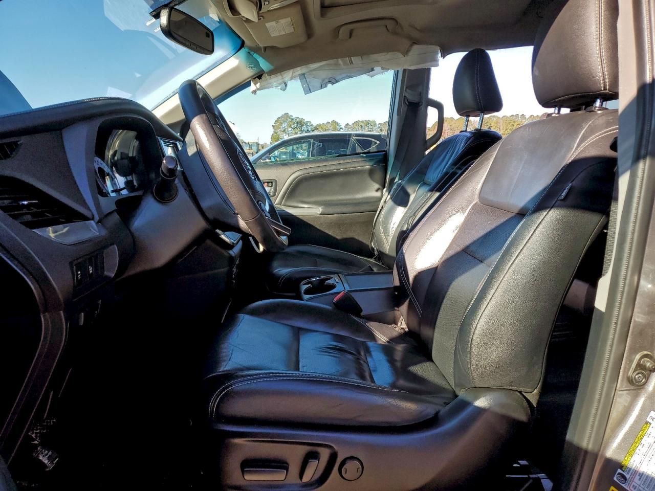 Toyota Sienna Se Image 6