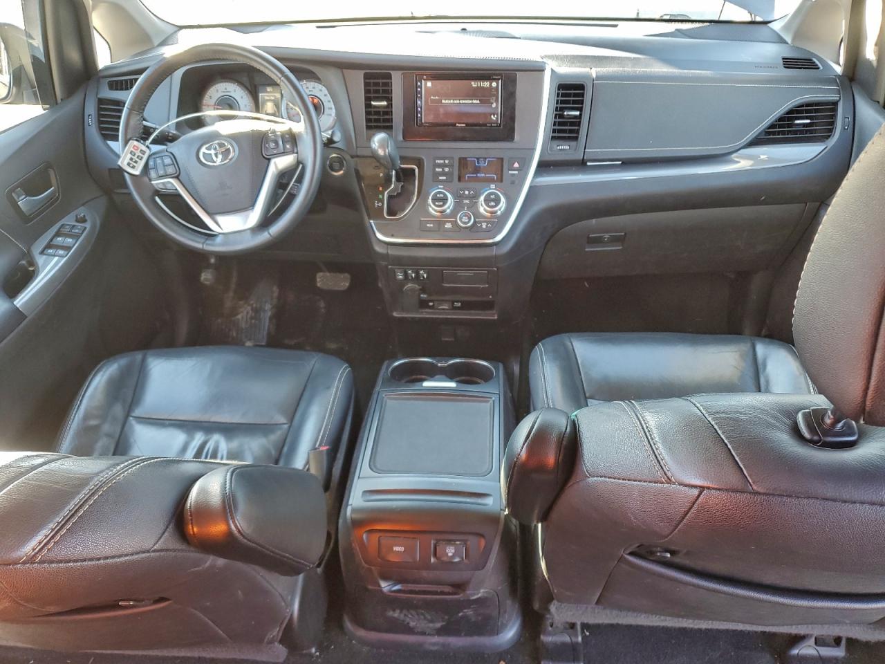 Toyota Sienna Se Image 8