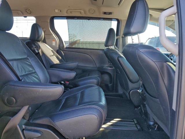 Toyota Sienna Se Image 10