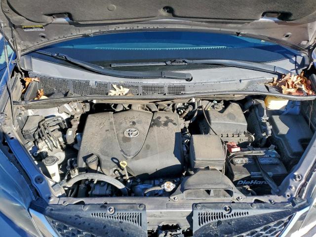 Toyota Sienna Se Image 11