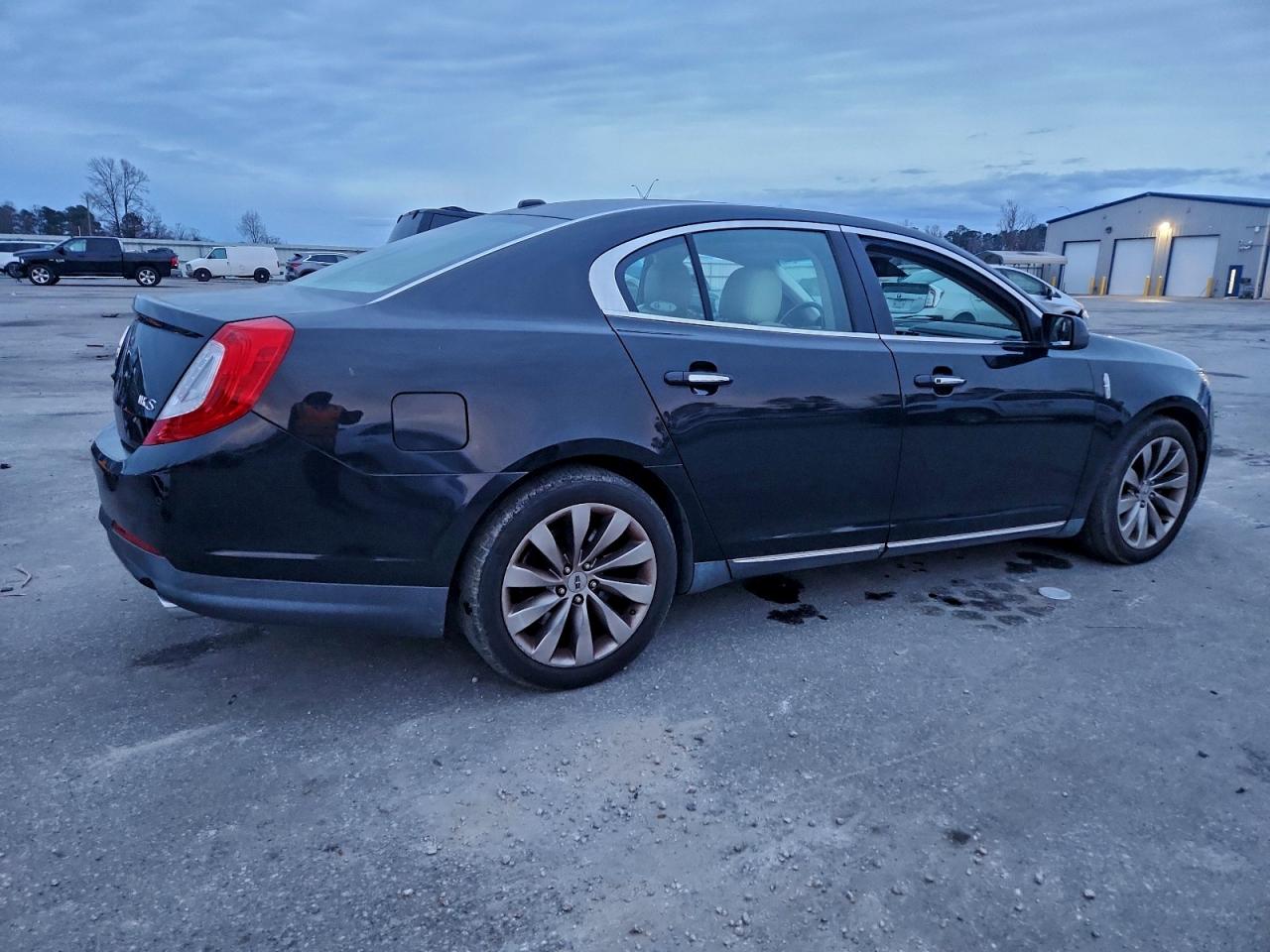 Lincoln MKS Image 5
