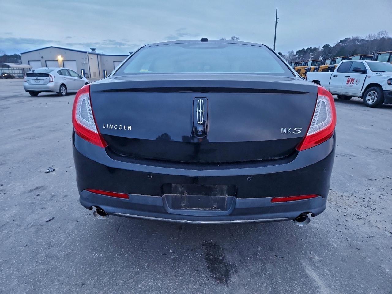 Lincoln MKS Image 10