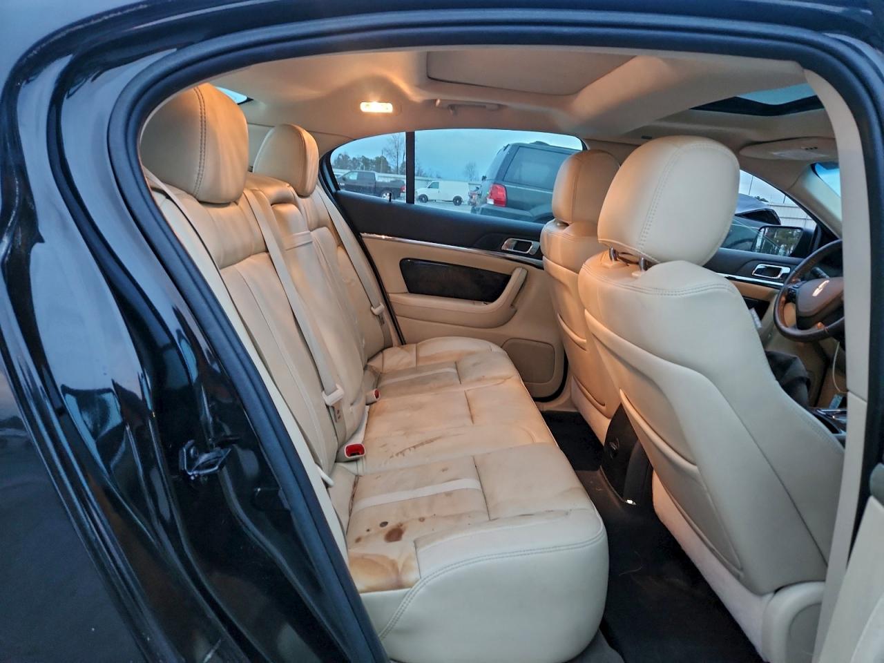 Lincoln MKS Image 11