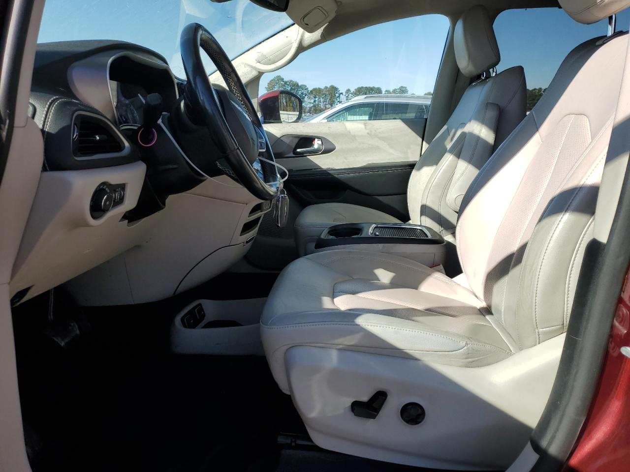 Chrysler Pacifica Touring L Image 3