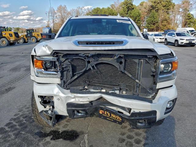 GMC Sierra K2500 Denali Image 4