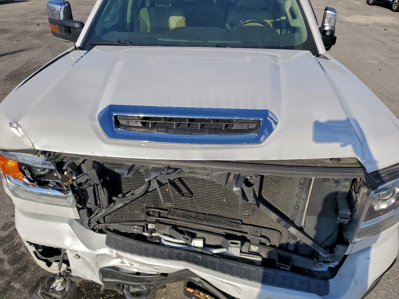 GMC Sierra K2500 Denali Image 9