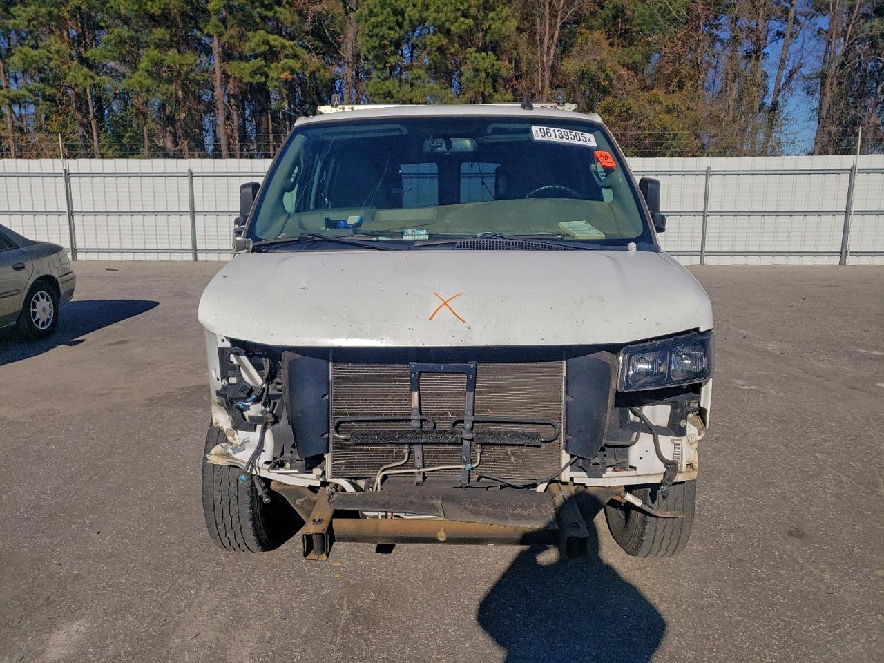 Chevrolet Express Image 6