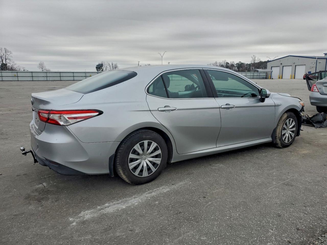 Toyota Camry Le Image 6