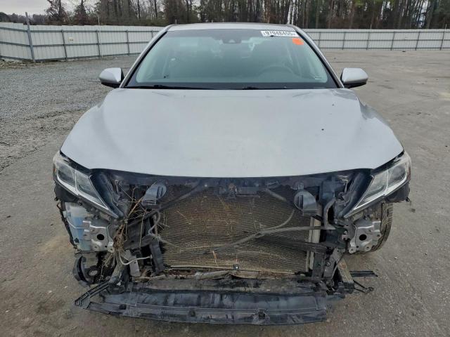 Toyota Camry Le Image 5