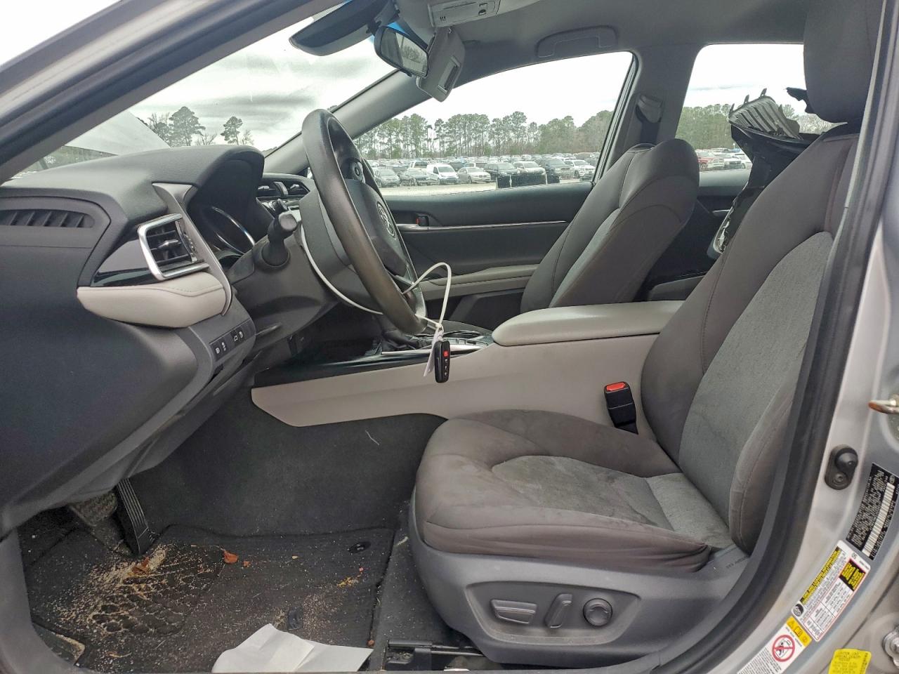 Toyota Camry Le Image 4