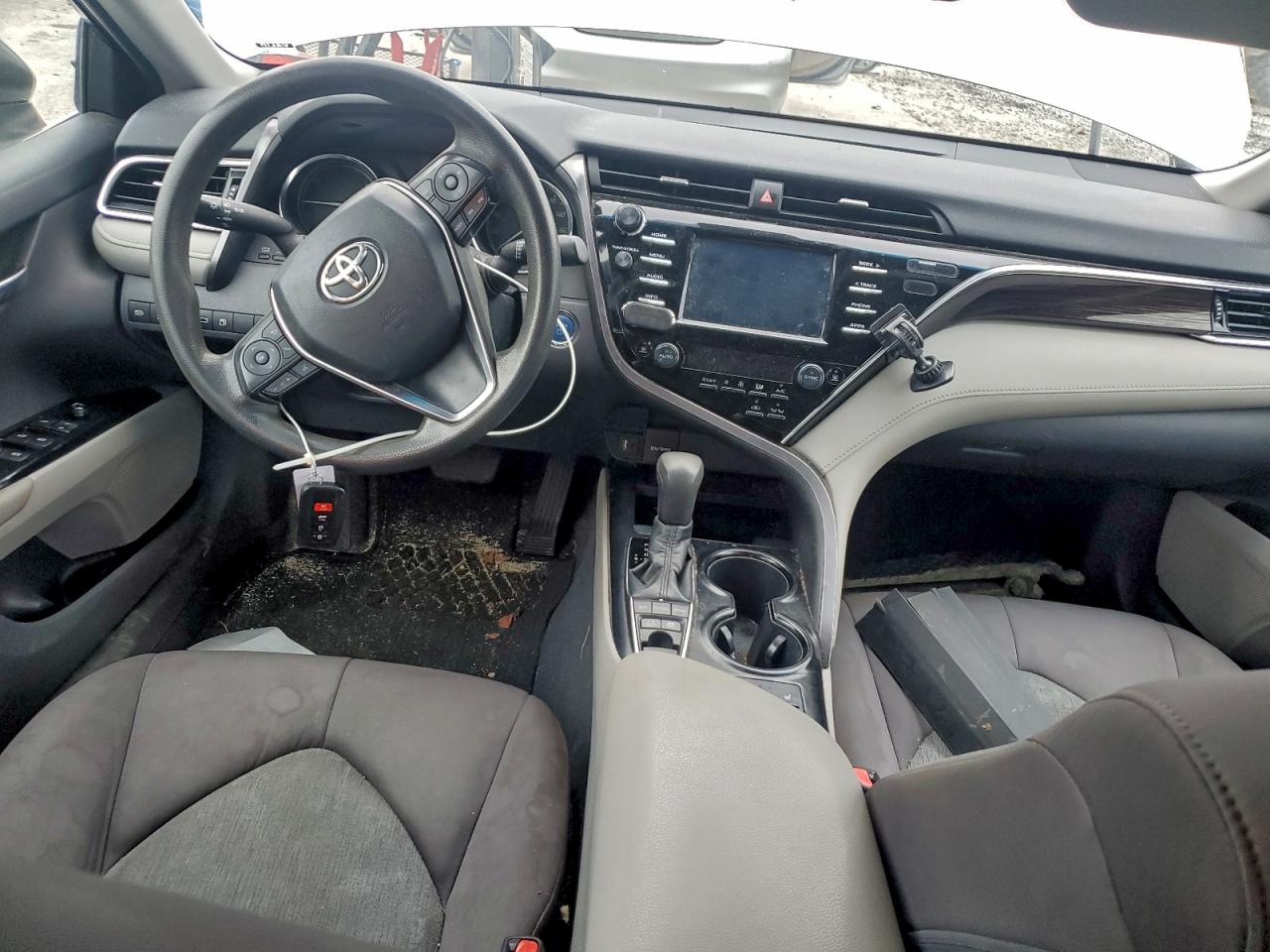 Toyota Camry Le Image 11
