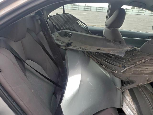 Toyota Camry Le Image 8