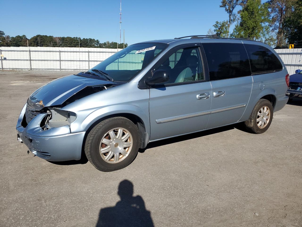 Chrysler Minivan Touring Image 1