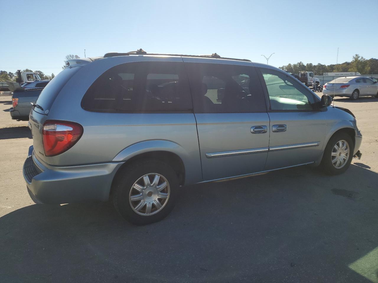 Chrysler Minivan Touring Image 13