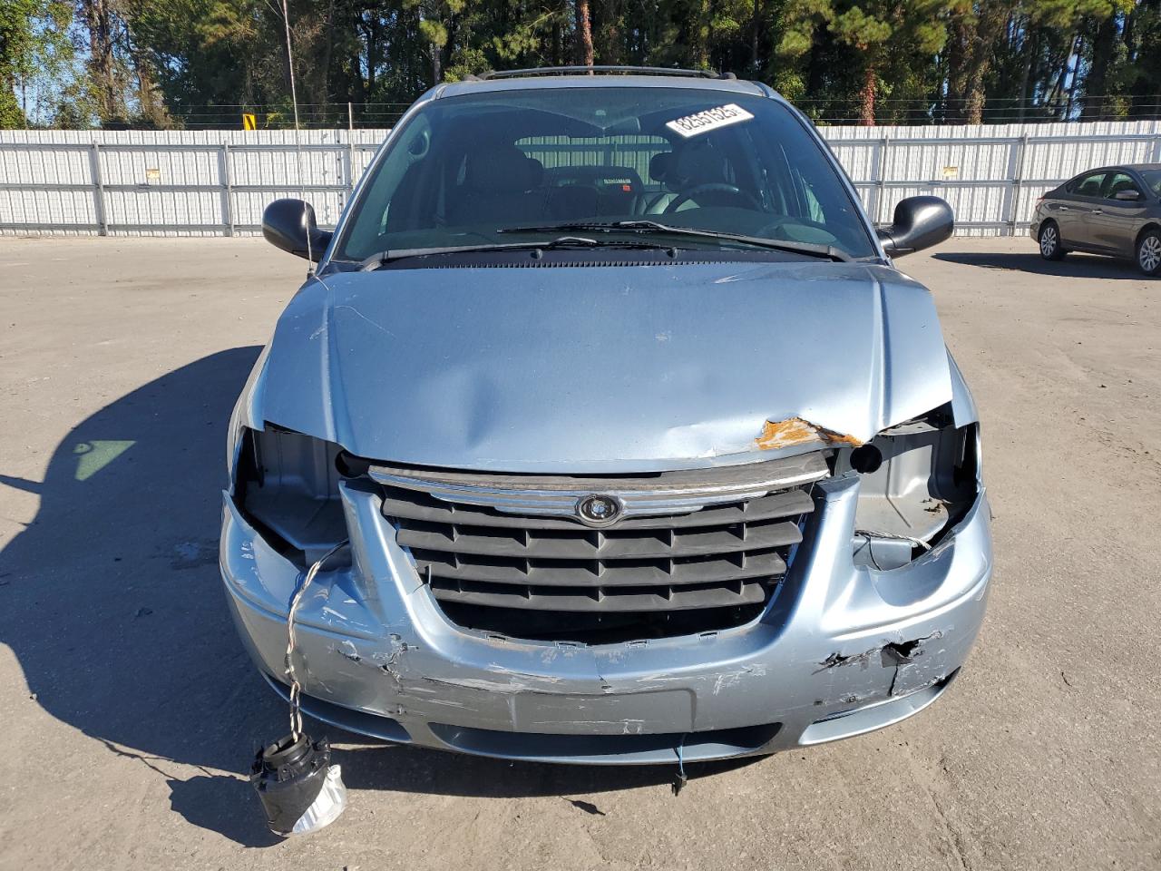 Chrysler Minivan Touring Image 3