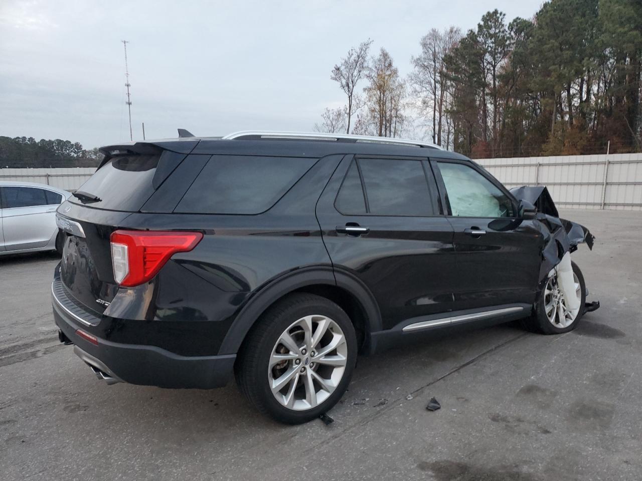Ford Explorer Platinum Image 2