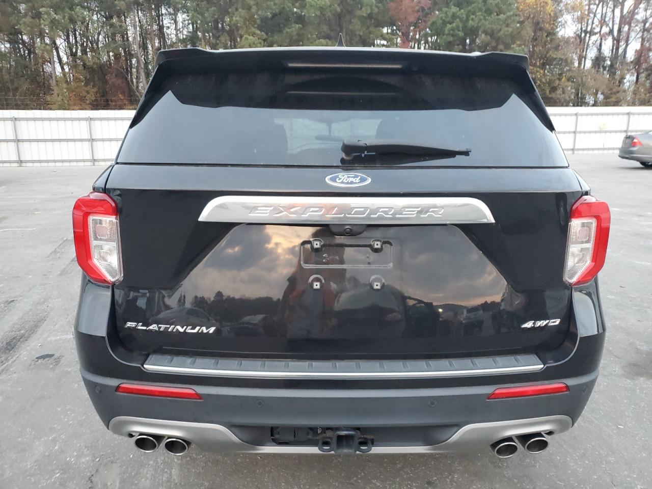 Ford Explorer Platinum Image 8