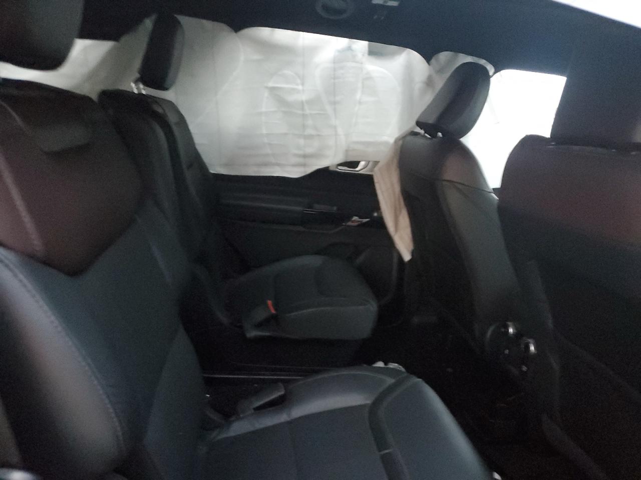 Ford Explorer Platinum Image 12