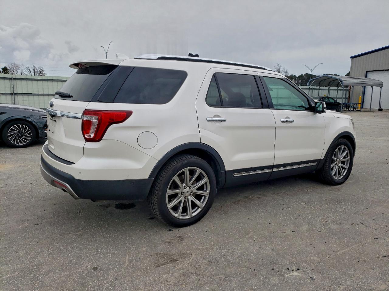 Ford Explorer Limited Image 13