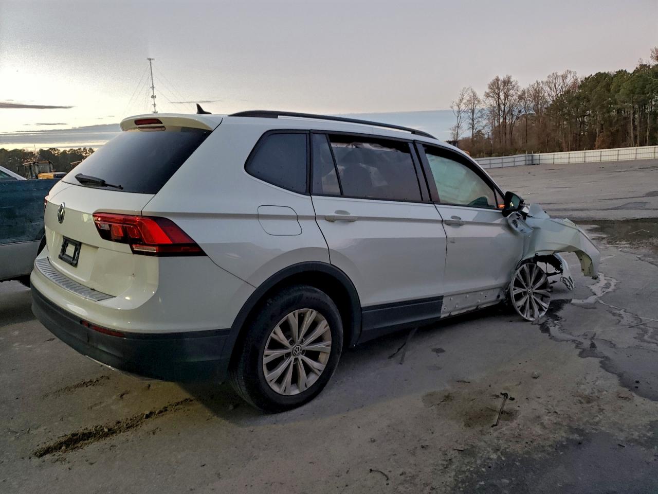 Volkswagen Tiguan S Image 5