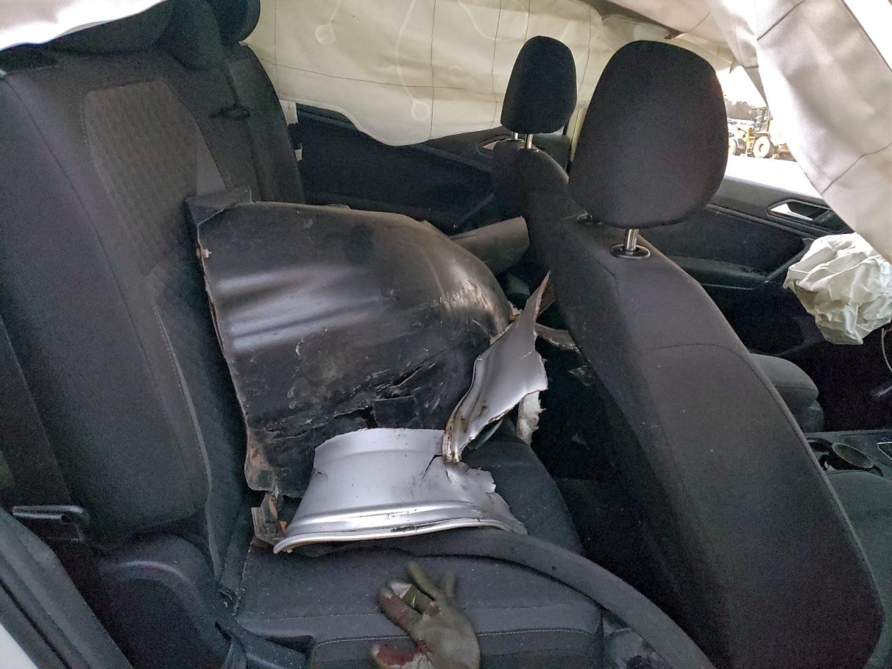 Volkswagen Tiguan S Image 9