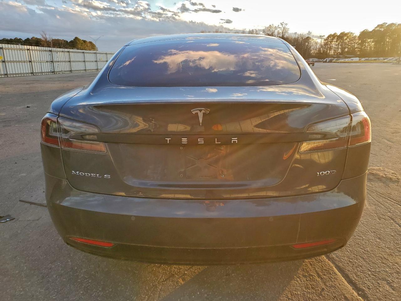 Tesla Model S Image 8