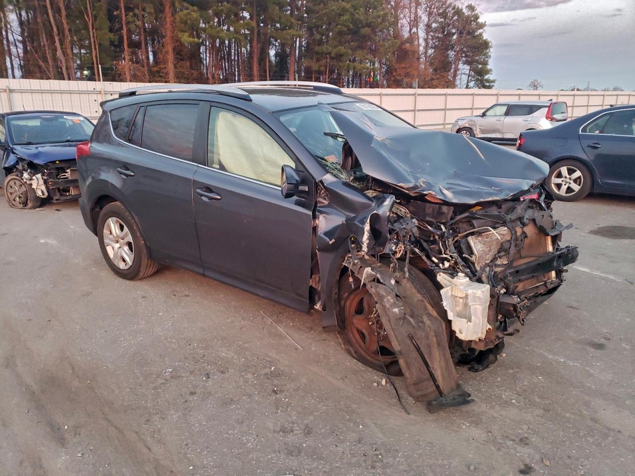 Toyota RAV4 Le Image 4