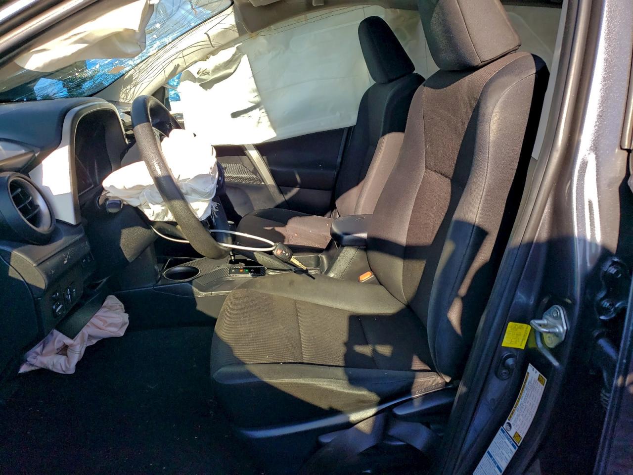 Toyota RAV4 Le Image 6