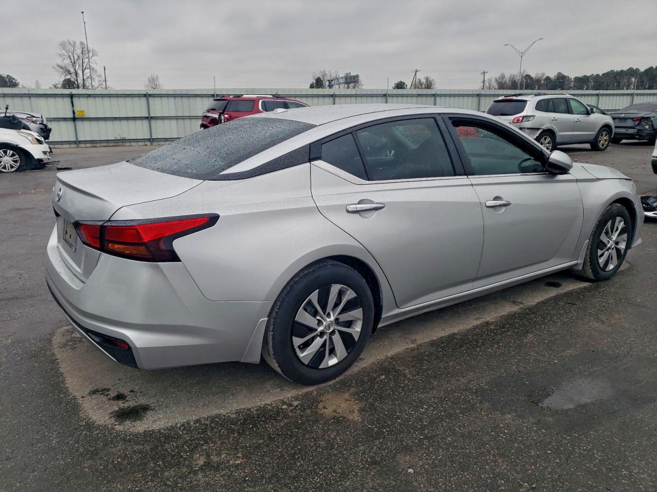 Nissan Altima S Image 2